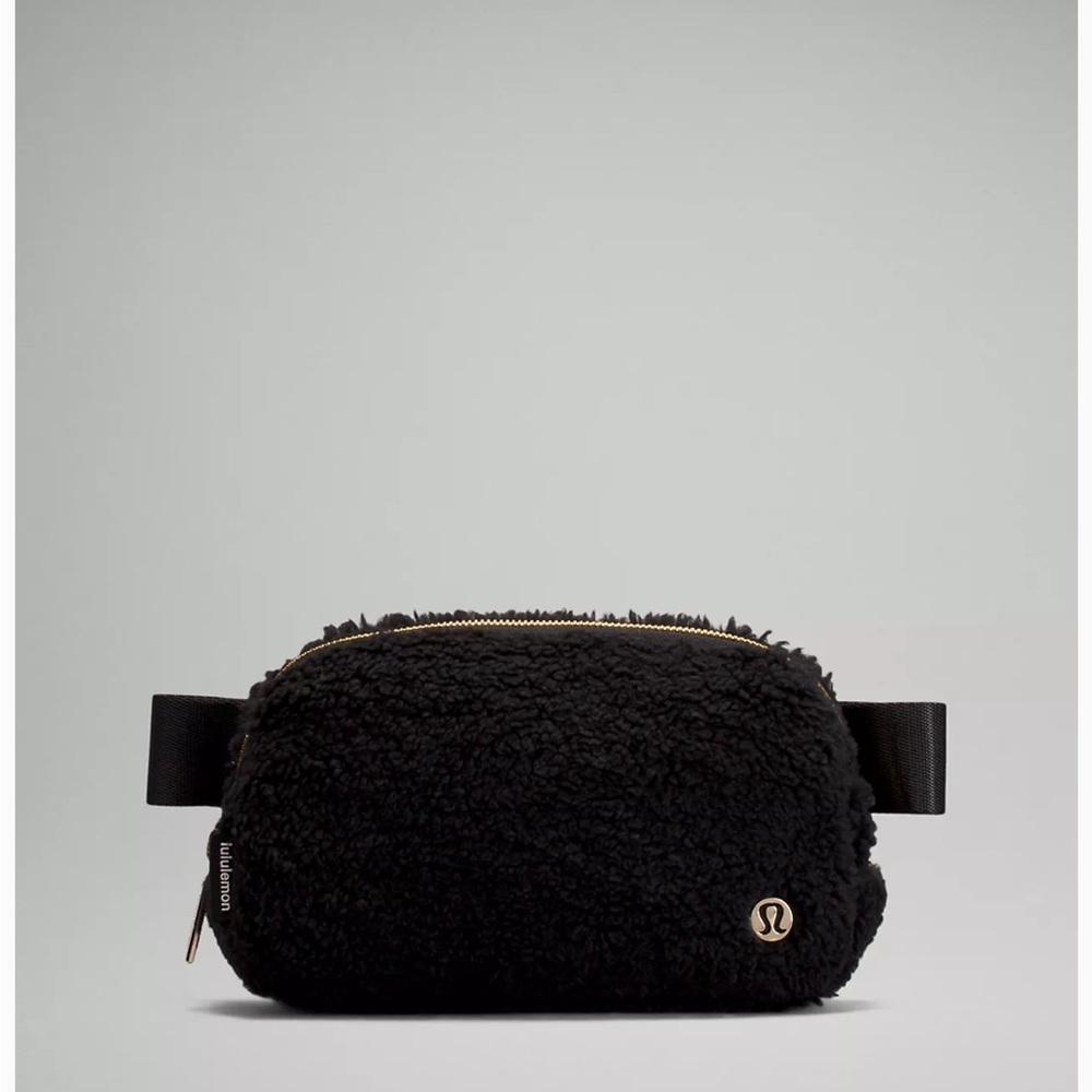 NWT Winter BLACK FLEECE  🖤 Lululemon Everywhere Belt Bag